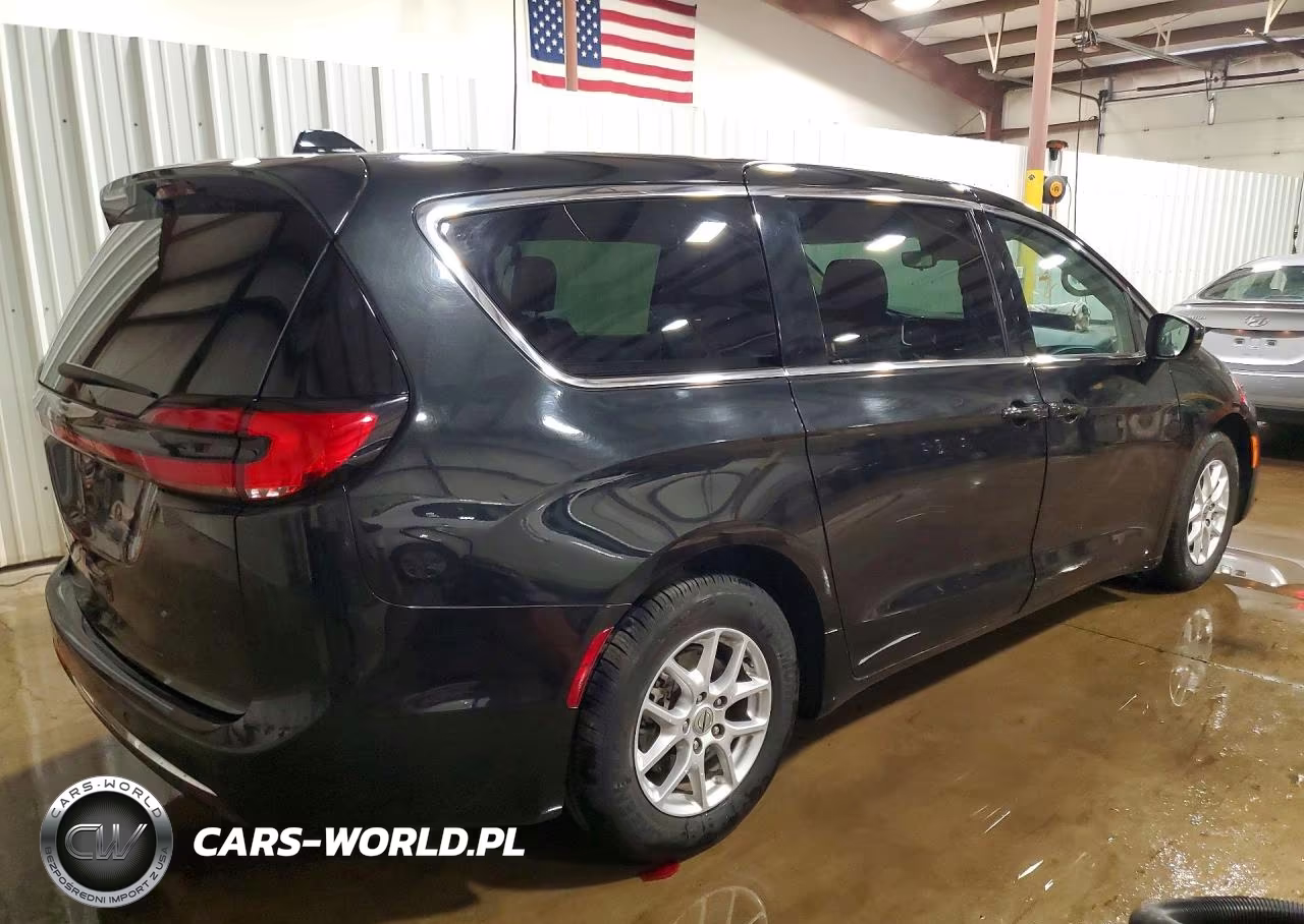2023 Chrysler Pacifica Touring L VIN:2C4RC1BG1PR627644 - 3