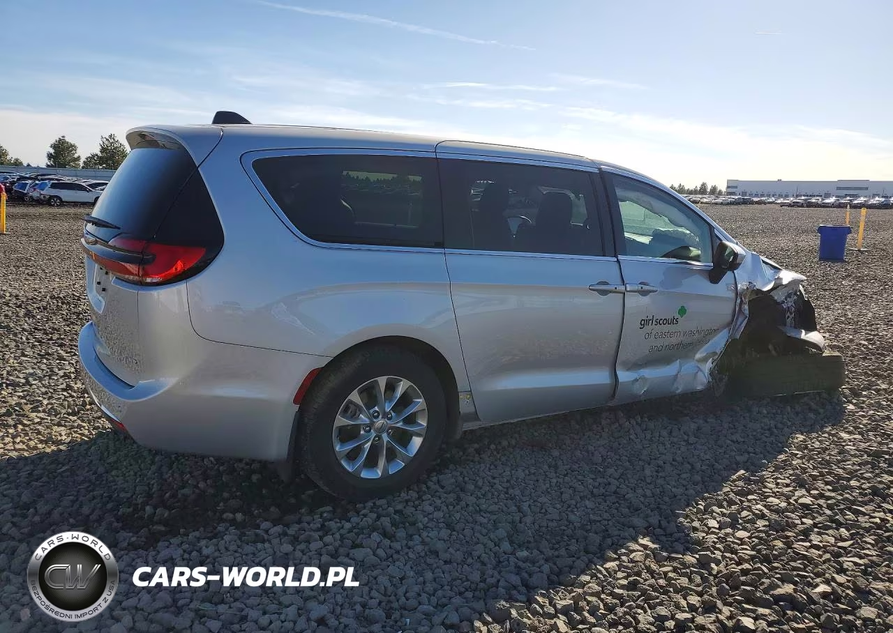 2023 Chrysler Pacifica Touring L VIN:2C4RC3BG8PR593472 - 3
