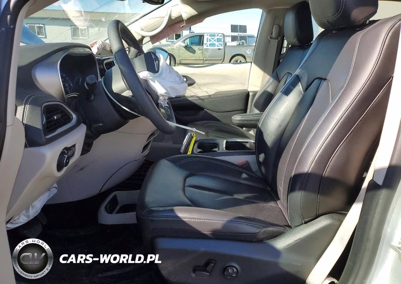2023 Chrysler Pacifica Touring L VIN:2C4RC3BG8PR593472 - 7
