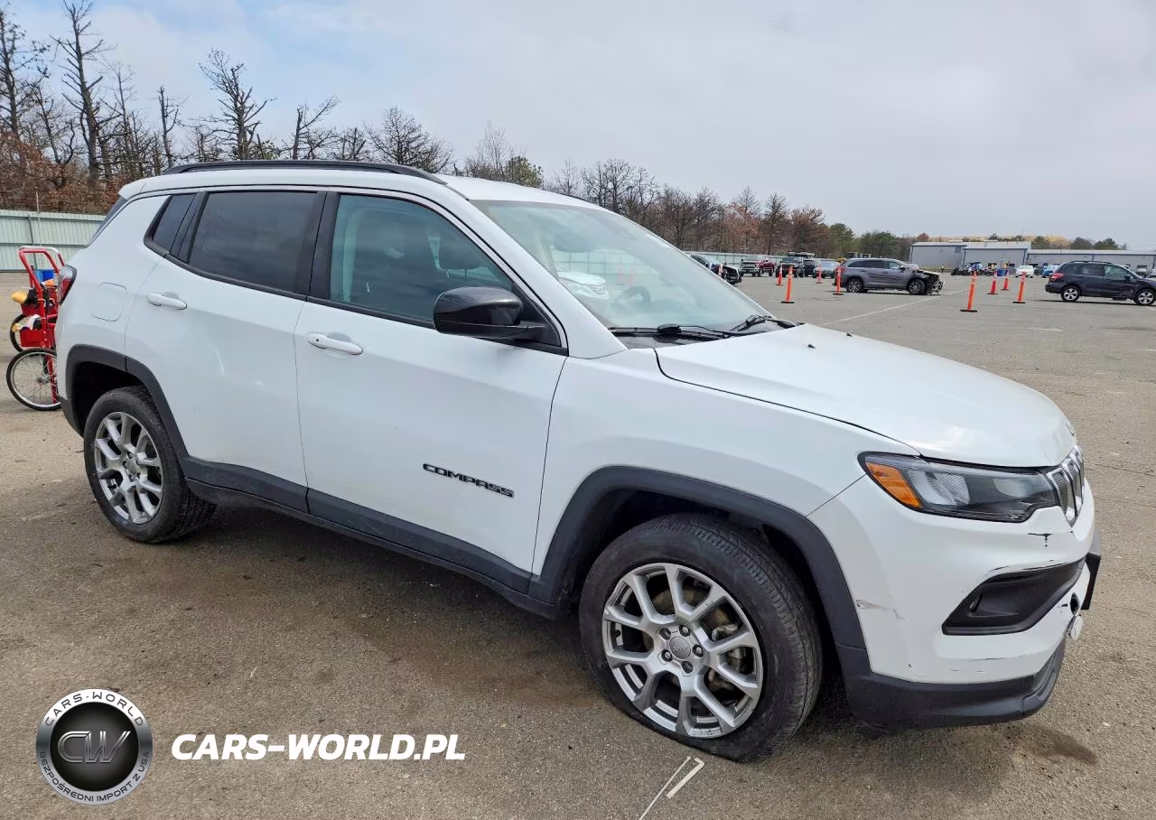 2022 Jeep Compass Latitude Lux VIN:3C4NJDFB1NT204562 - 4