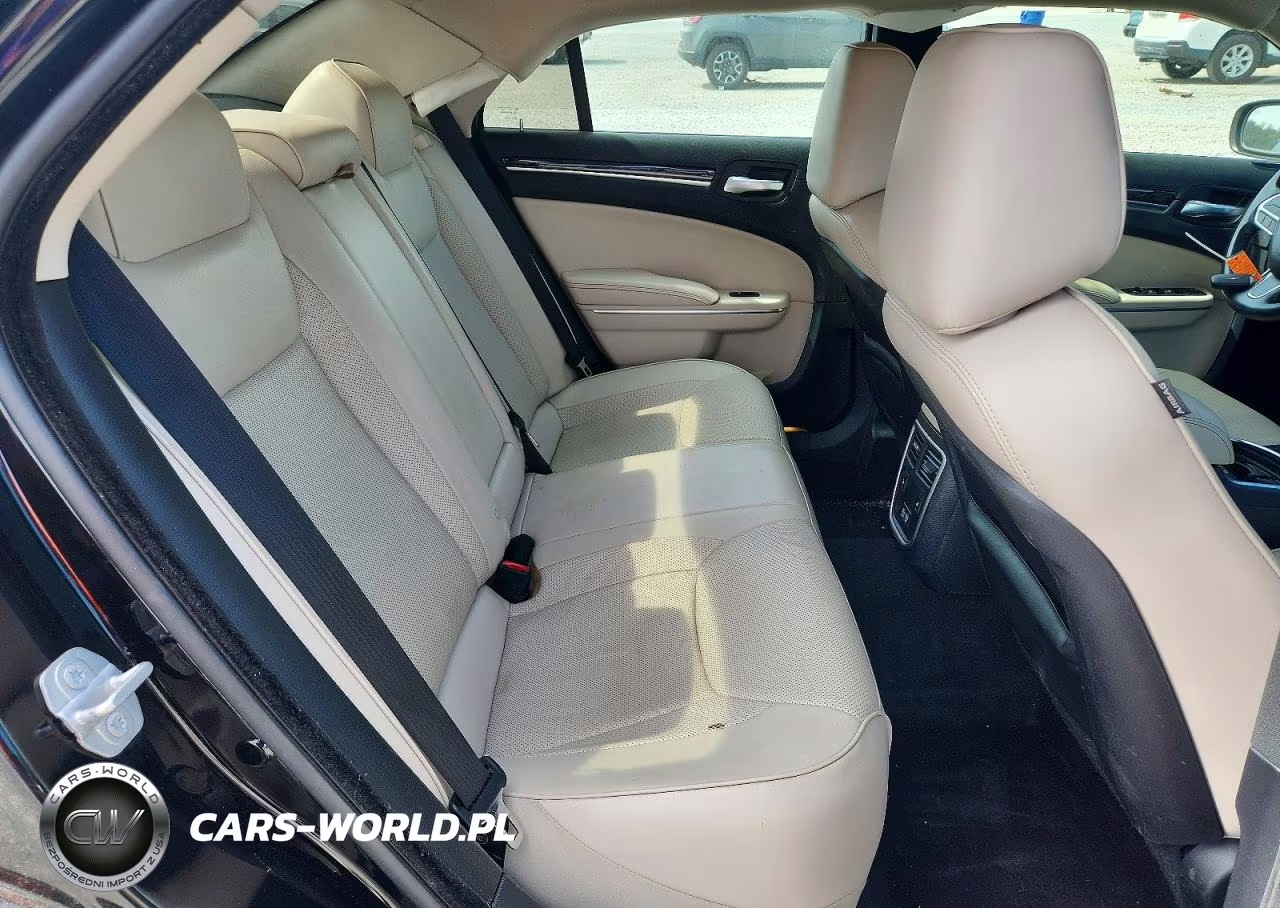2018 Chrysler 300 Limited VIN:2C3CCAEG2JH191681 - 10
