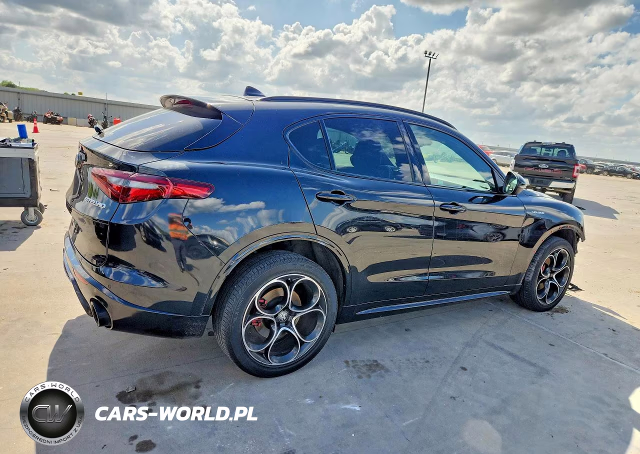2022 Alfa Romeo Stelvio Ti VIN:ZASPAKBN2N7D24704 - 3