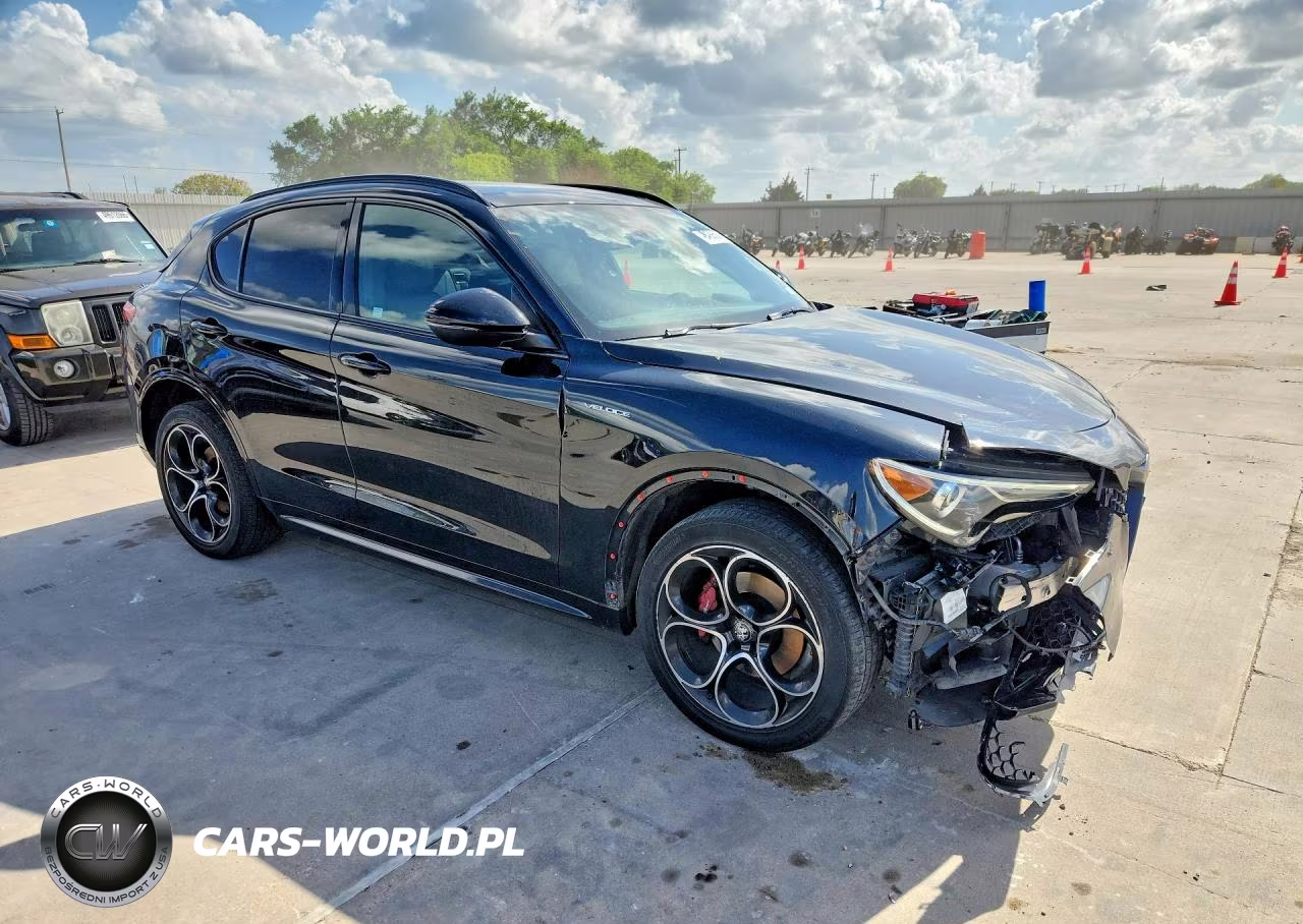 2022 Alfa Romeo Stelvio Ti VIN:ZASPAKBN2N7D24704 - 4