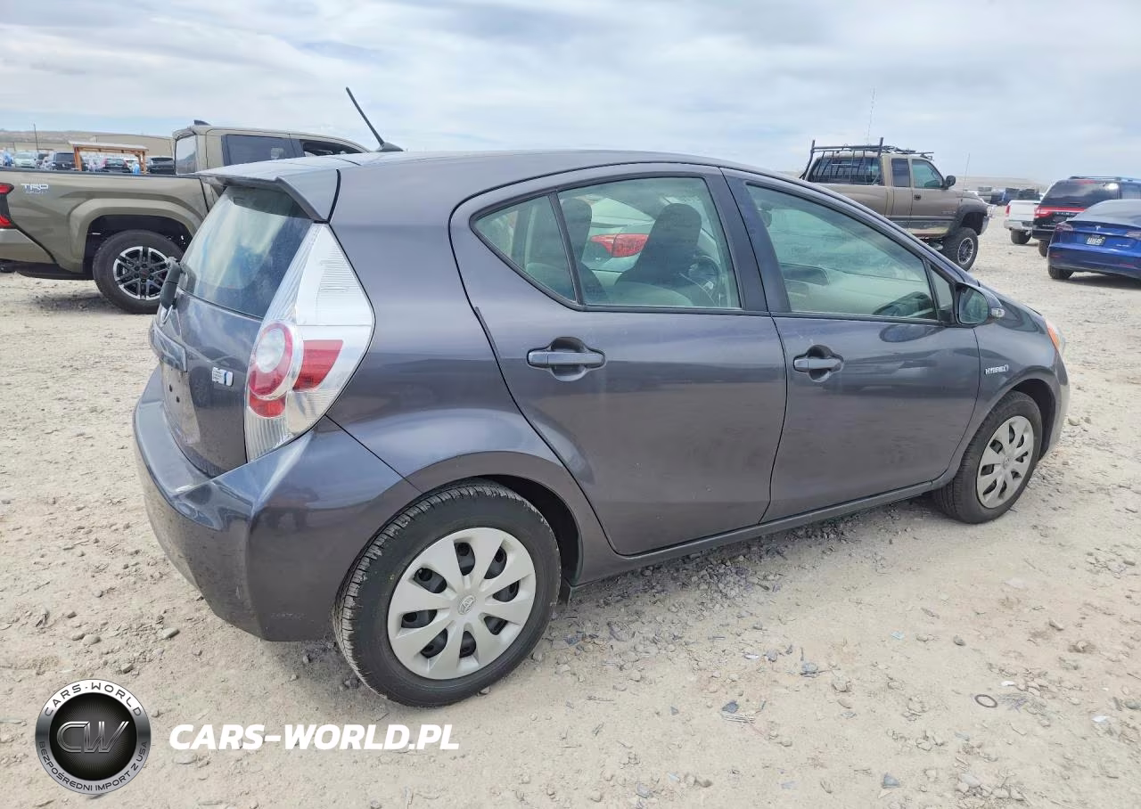 2014 Toyota Prius C One VIN:JTDKDTB37E1076399 - 3