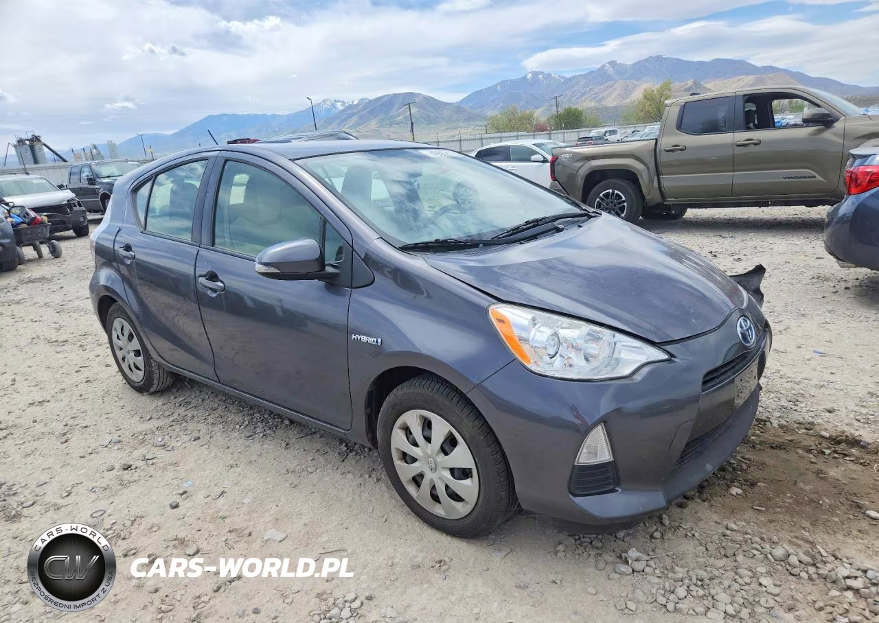 2014 Toyota Prius C One VIN:JTDKDTB37E1076399 - 4
