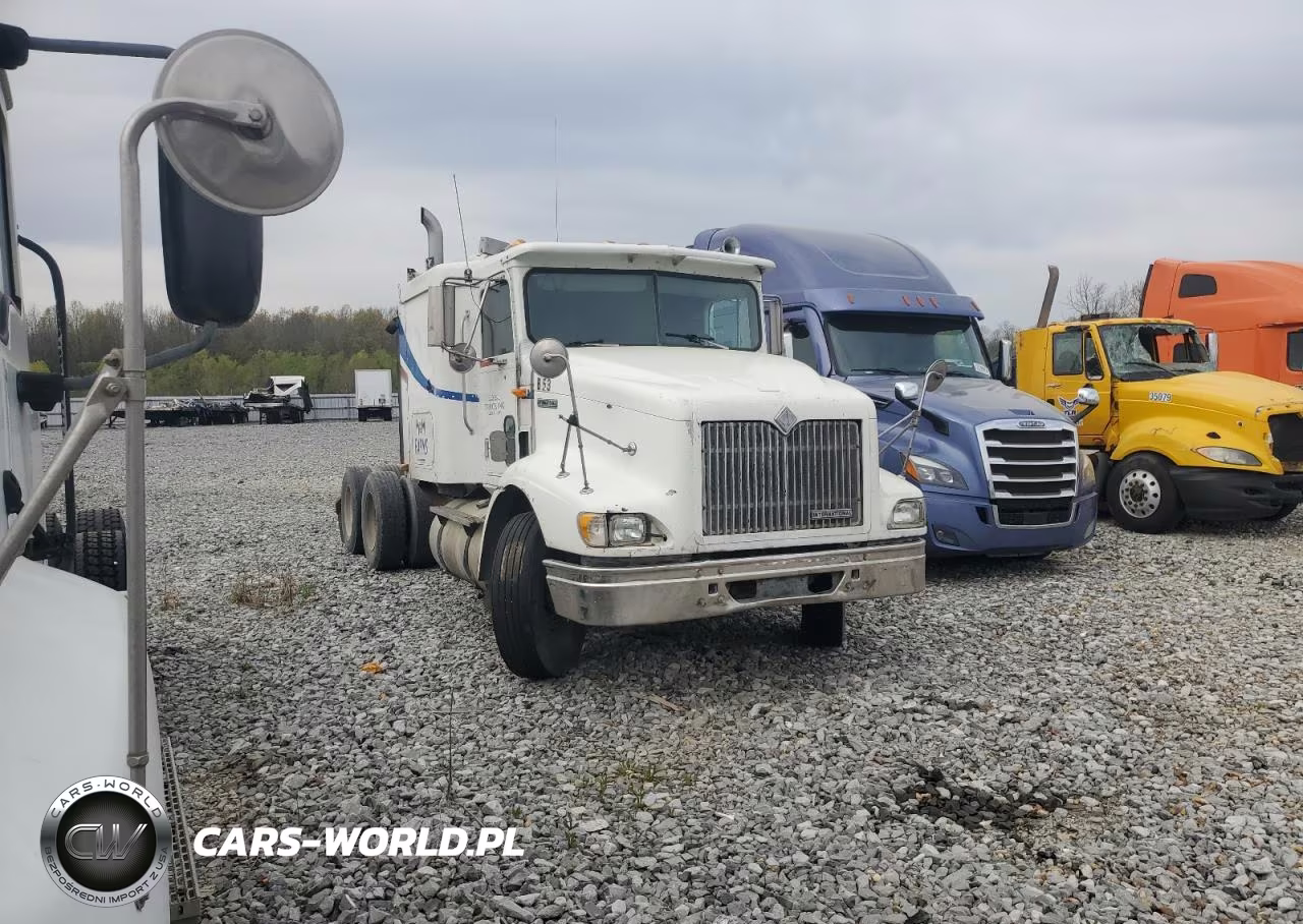 2000 International 9200 Semi Truck