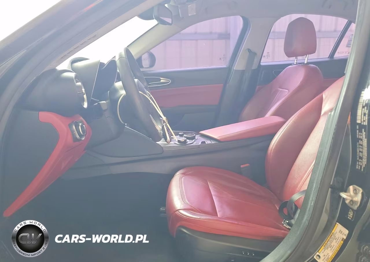 2018 Alfa Romeo Giulia VIN:ZARFAEBN1J7593122 - 7