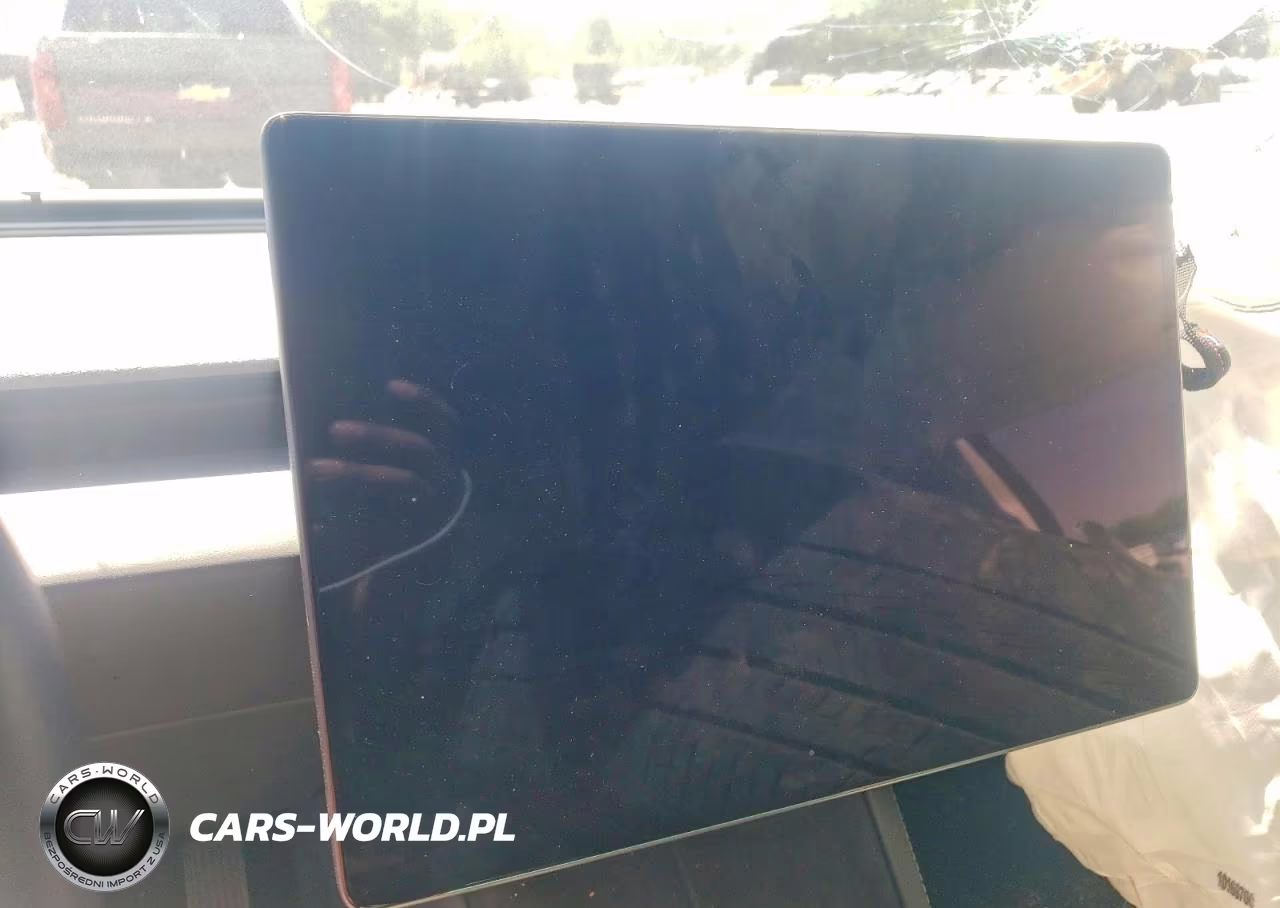 2024 Tesla Model 3 VIN:5YJ3E1EB3RF811031 - 9