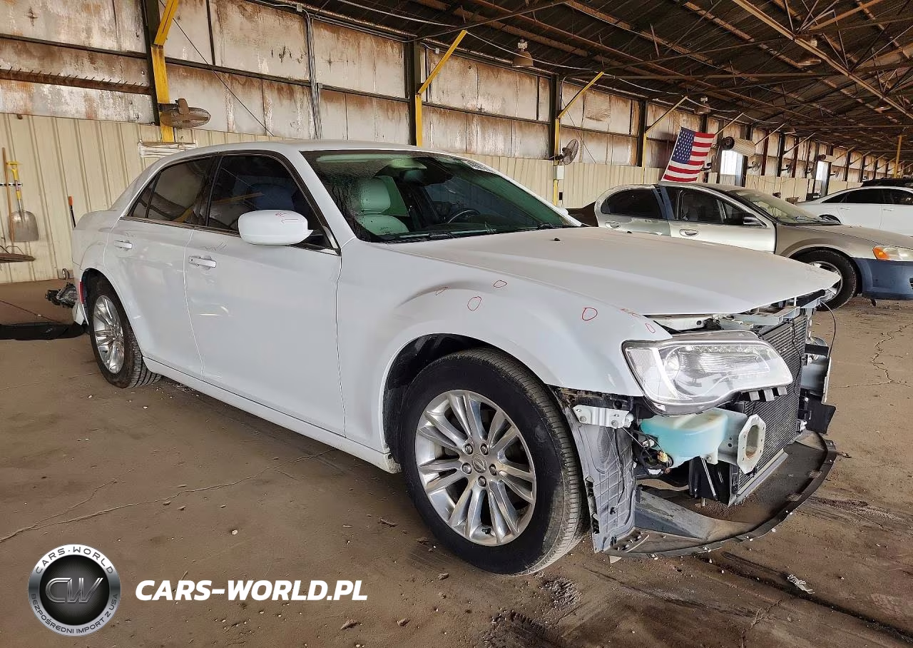 2016 Chrysler 300 Limited VIN:2C3CCAAG7GH343923 - 4