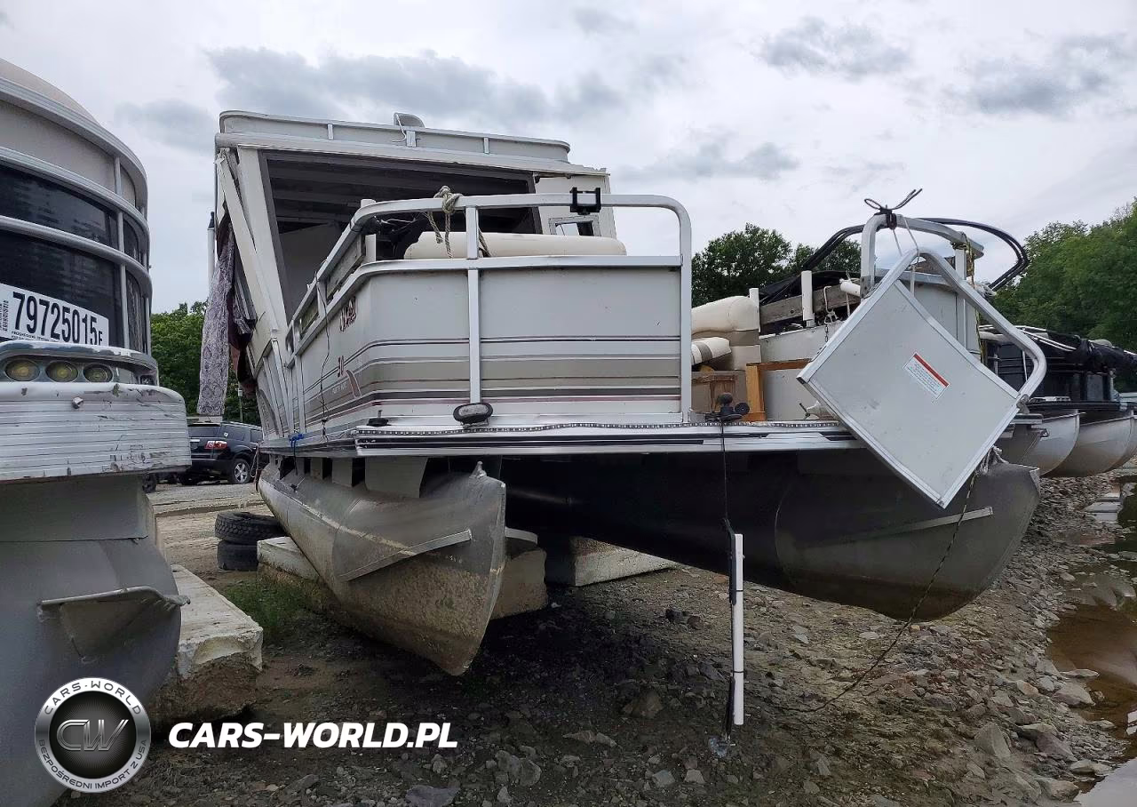 2001 Sun Tracker Boat