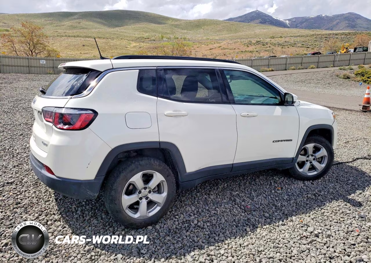 2019 Jeep Compass Latitude VIN:3C4NJDBBXKT723532 - 3