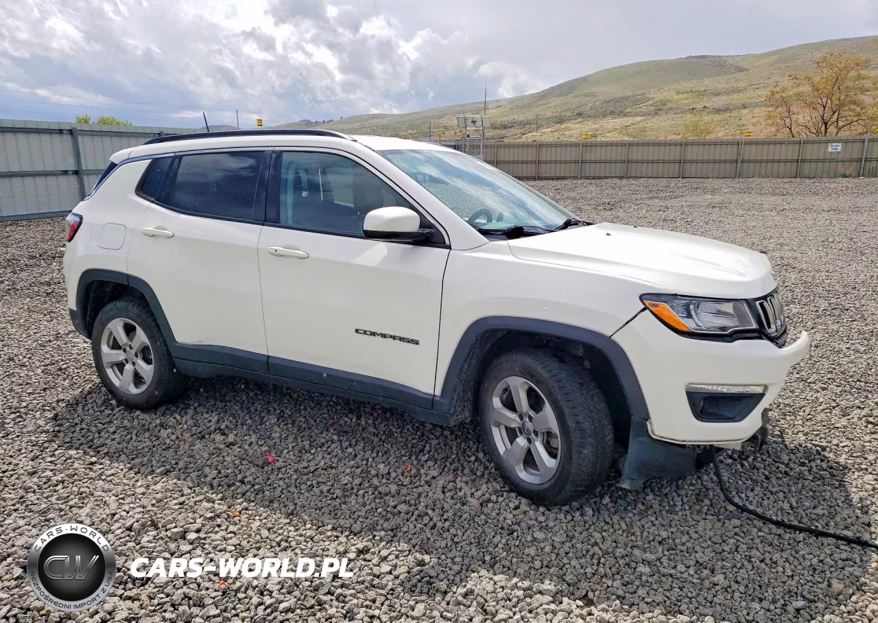 2019 Jeep Compass Latitude VIN:3C4NJDBBXKT723532 - 4