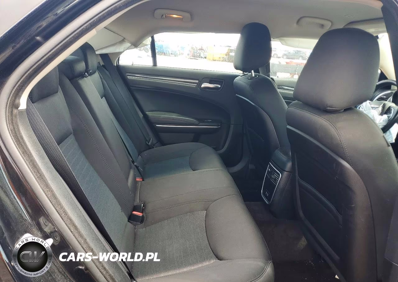 2018 Chrysler 300 Touring VIN:2C3CCAAG4JH340291 - 10