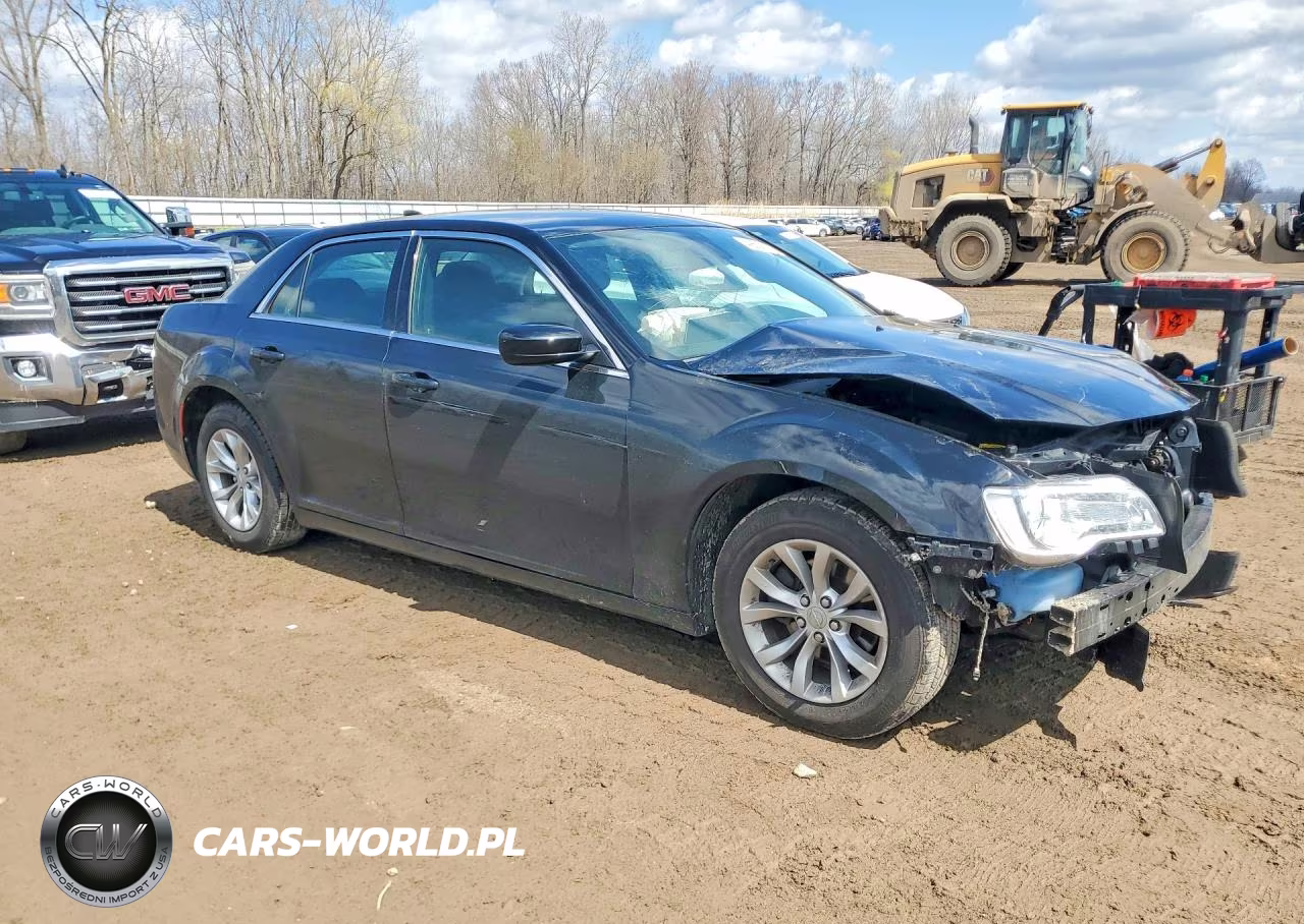 2018 Chrysler 300 Touring VIN:2C3CCAAG4JH340291 - 4