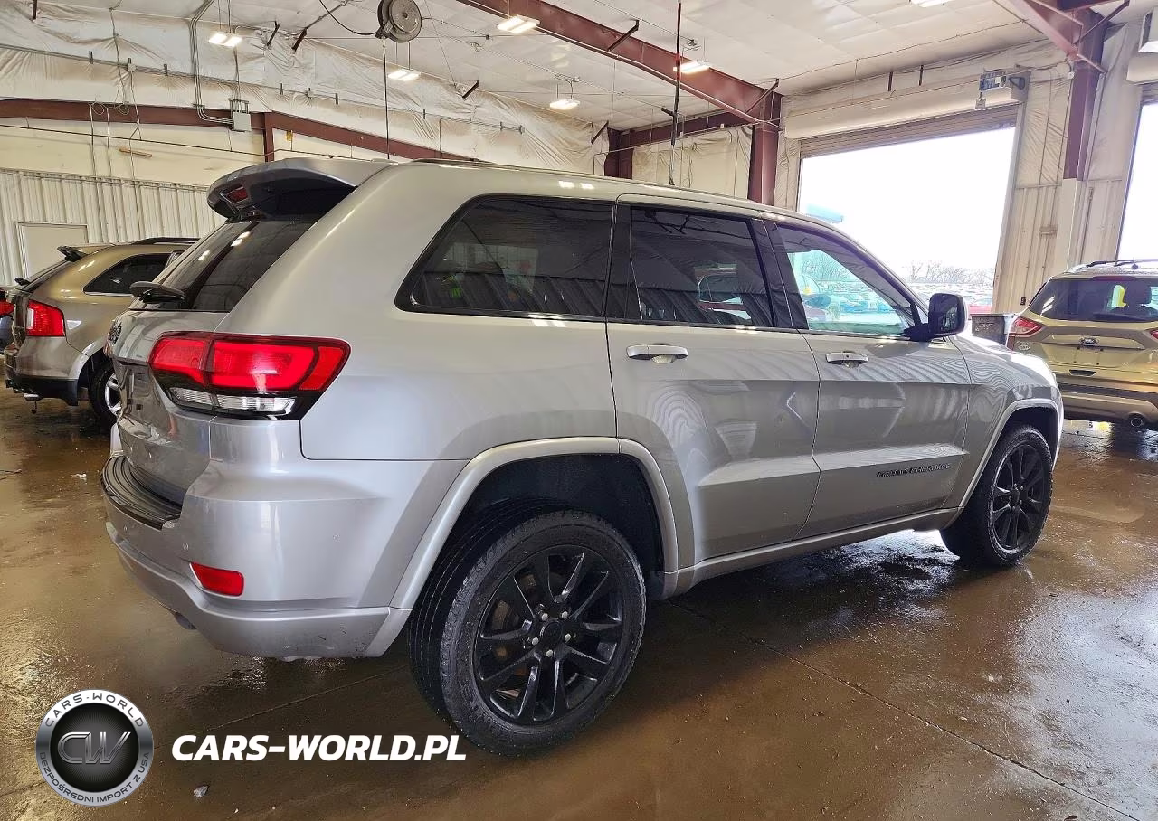 2017 Jeep Grand Cherokee Laredo VIN:1C4RJFAG9HC961922 - 3