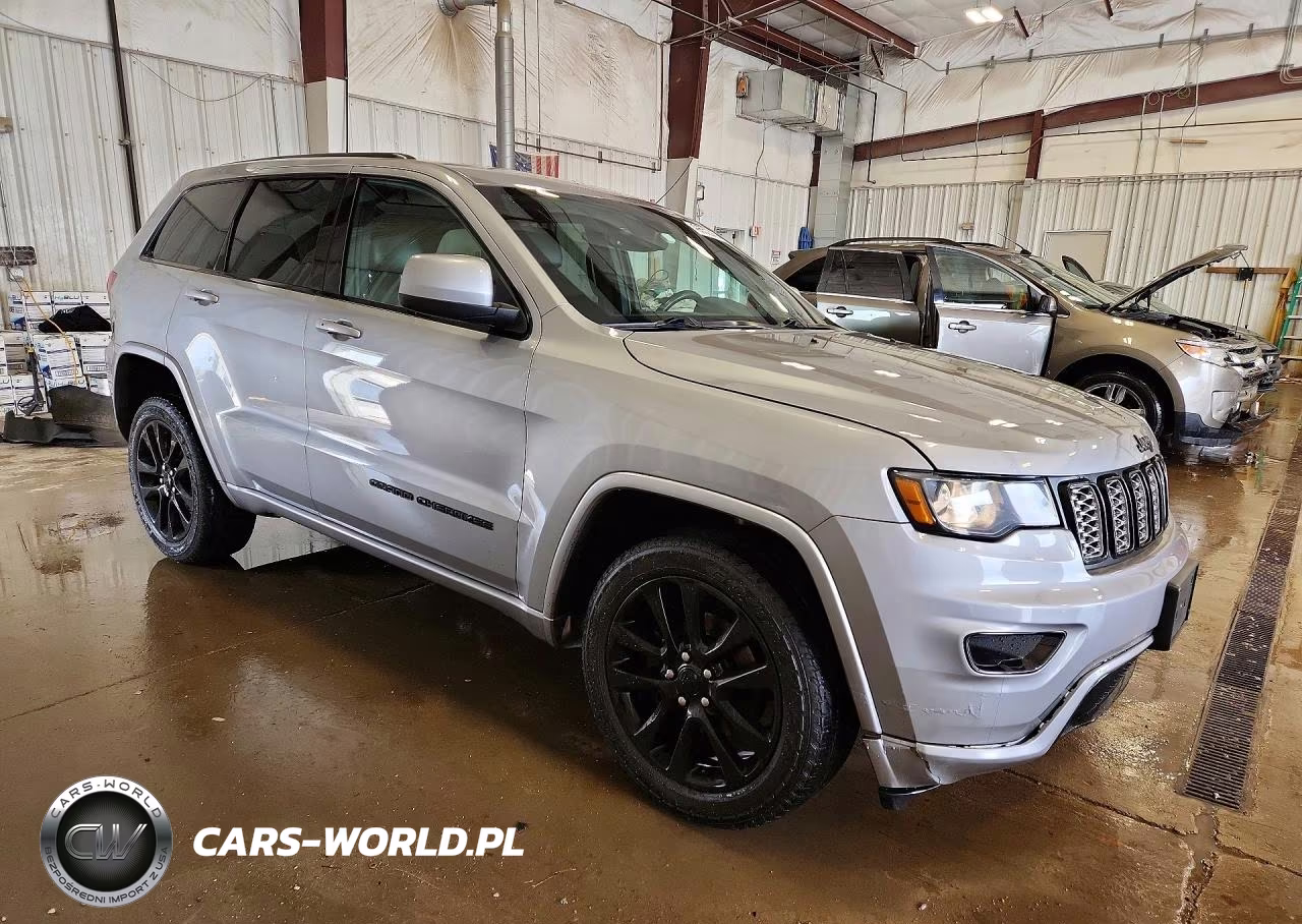 2017 Jeep Grand Cherokee Laredo VIN:1C4RJFAG9HC961922 - 4
