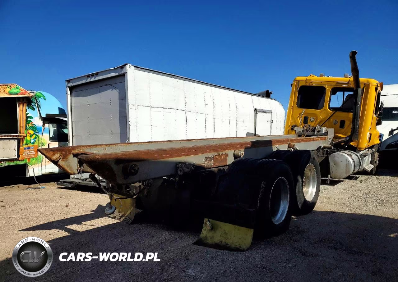2011 Freightliner Cascadia Roll-Off Container Truck VIN:1FUJGEDV6BSAX7106 - 4
