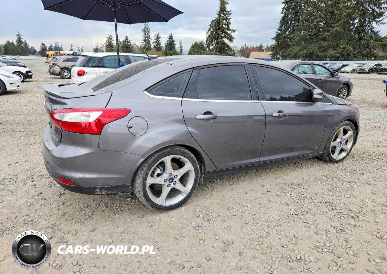 2012 Ford Focus Titanium VIN:1FAHP3J22CL379270 - 3