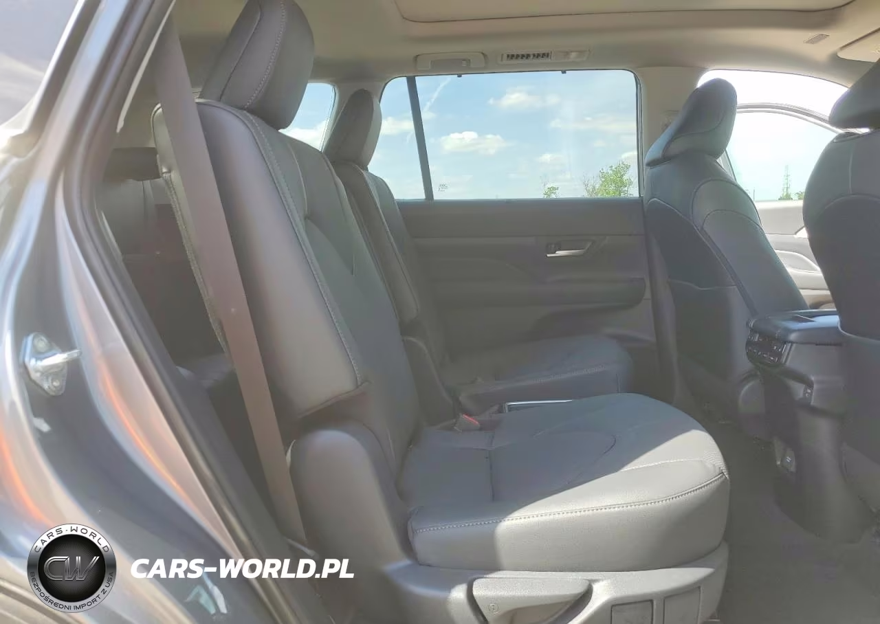 2026 Toyota Grand Highlander Platinum VIN:5TDAAAB58TS113812 - 11