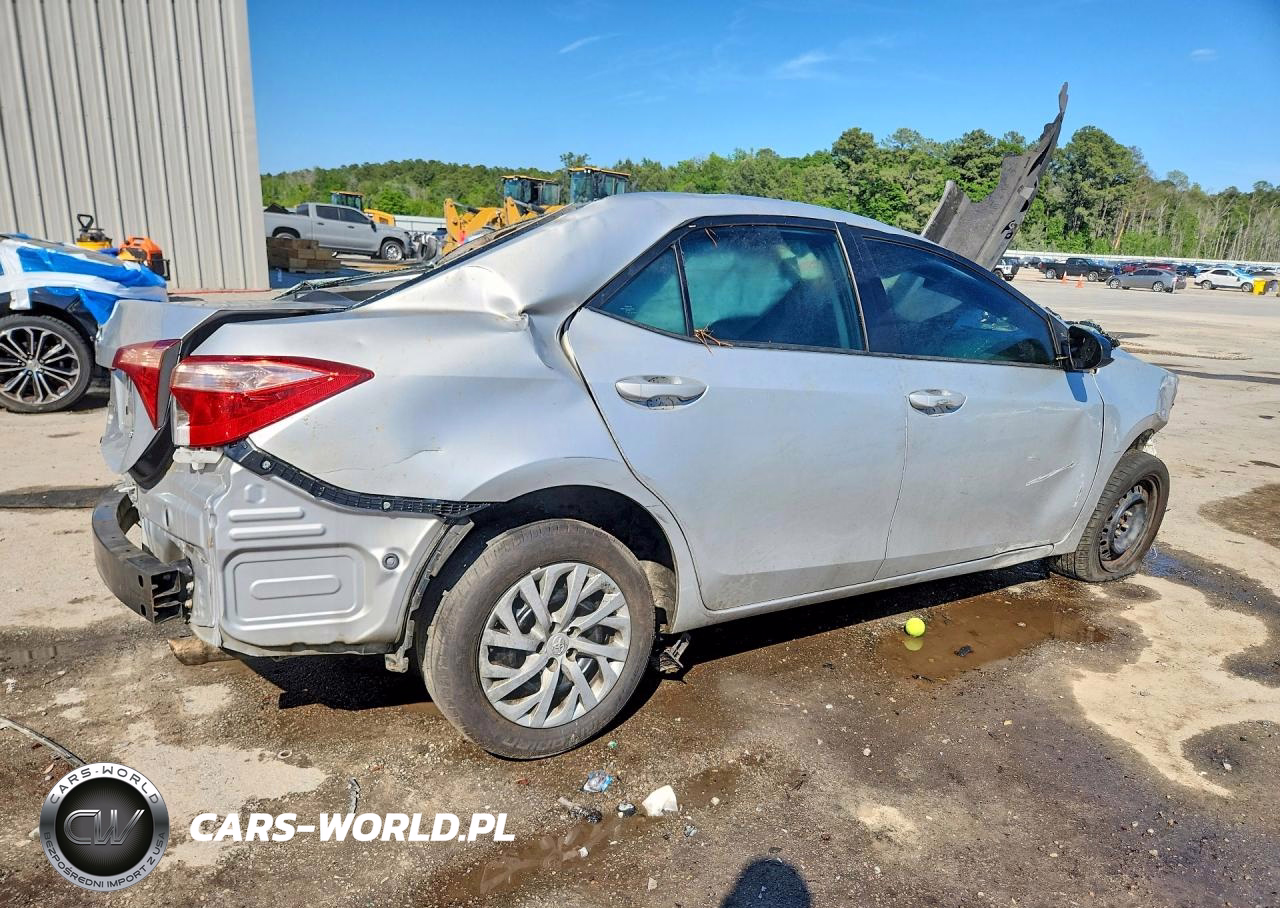 2018 Toyota Corolla Le VIN:5YFBURHE0JP772006 - 3