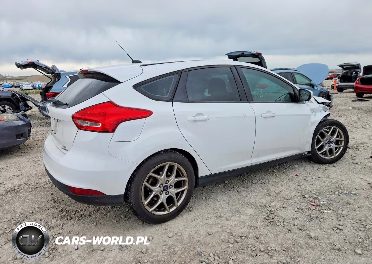2015 Ford Focus Se VIN:1FADP3K23FL255753 - 3