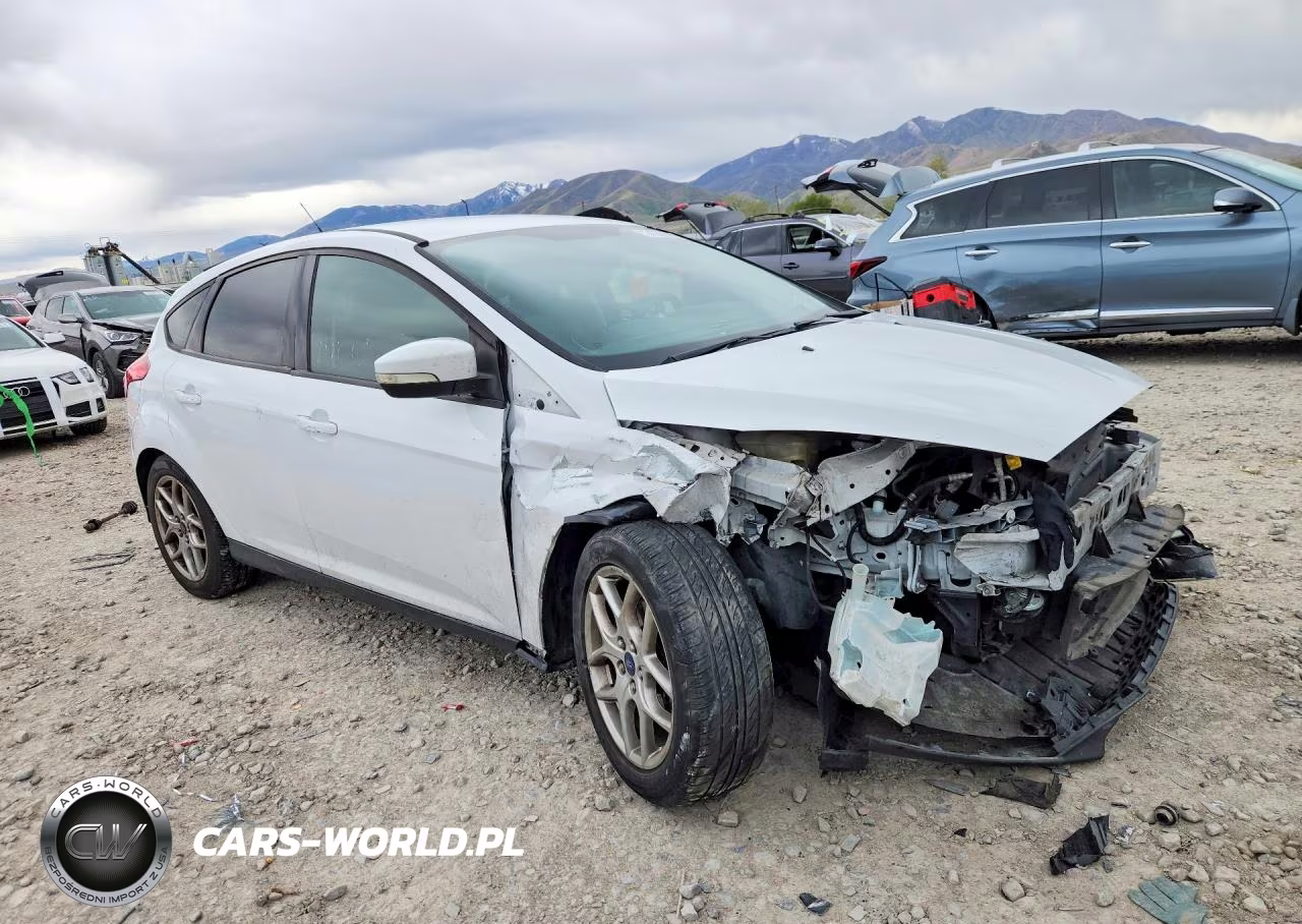 2015 Ford Focus Se VIN:1FADP3K23FL255753 - 4