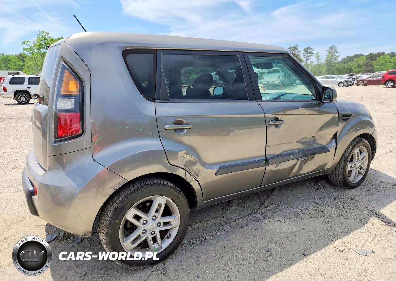 2011 Kia Soul + VIN:KNDJT2A24B7307074 - 3