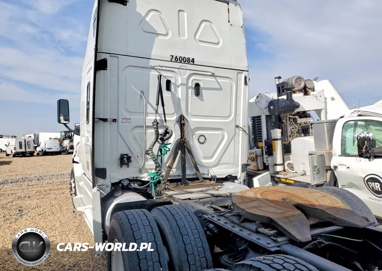 2018 Freightliner Cascadia 125 Semi Truck VIN:3AKJGLDR1JDJU6810 - 3