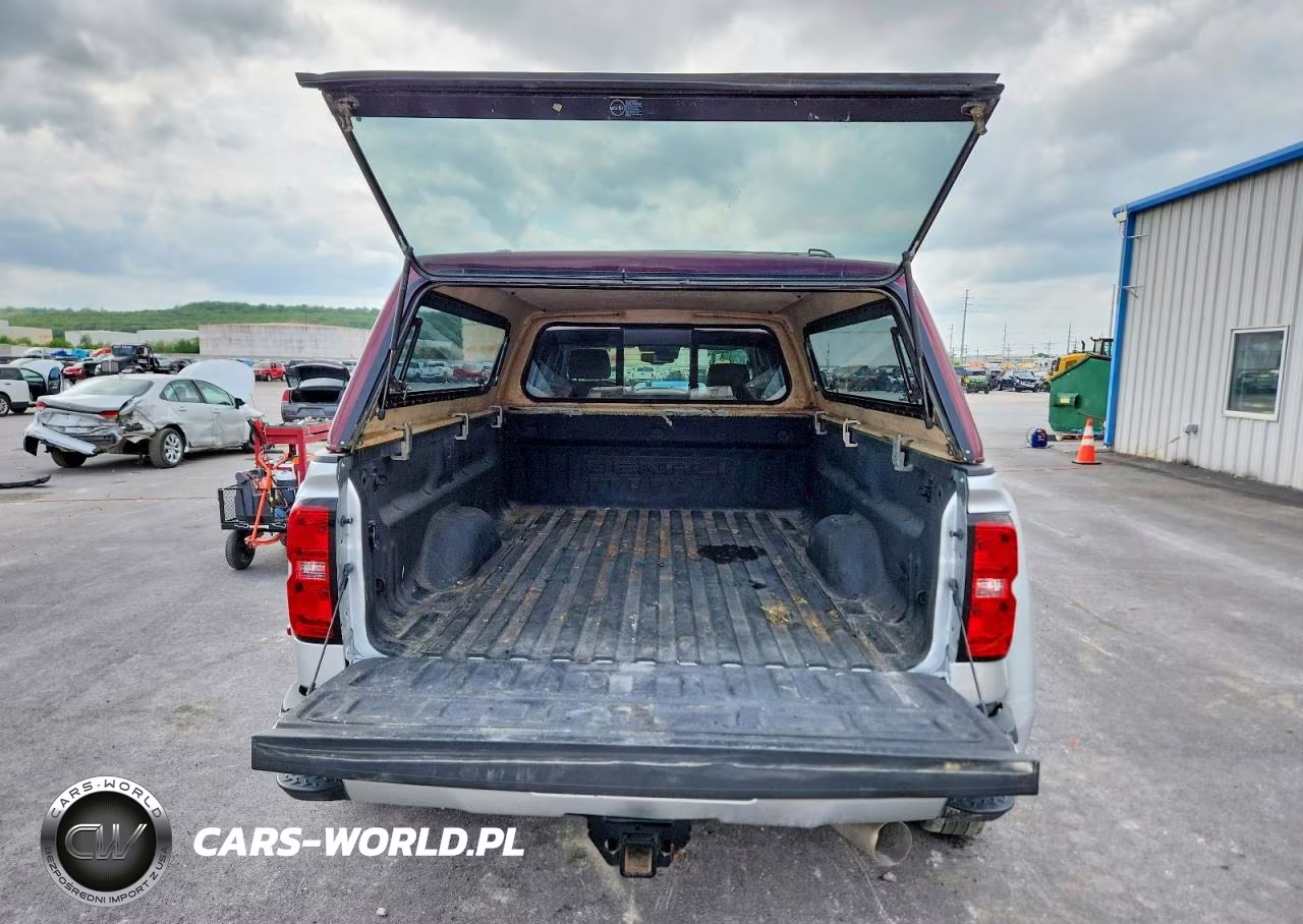 2018 GMC Sierra K3500 Denali VIN:1GT42YEY1JF103788 - 10