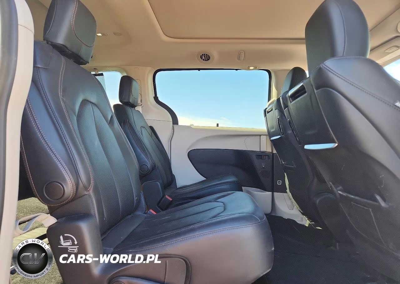2018 Chrysler Pacifica Touring L Plus VIN:2C4RC1EG7JR271302 - 11