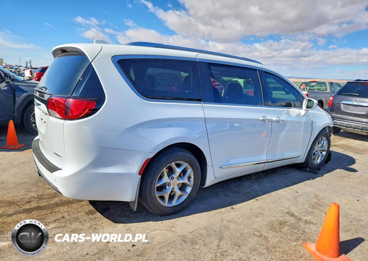 2018 Chrysler Pacifica Touring L Plus VIN:2C4RC1EG7JR271302 - 3