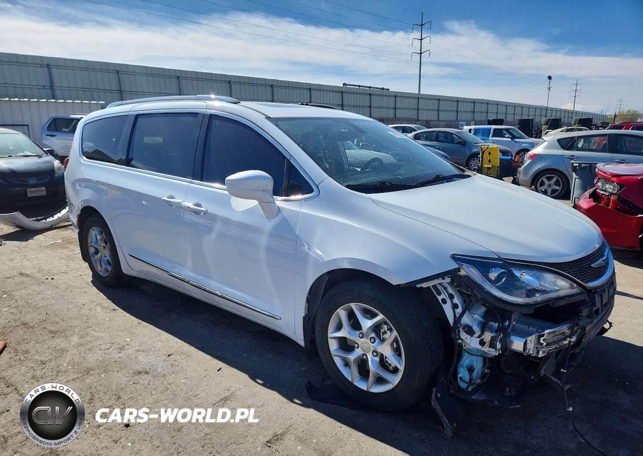 2018 Chrysler Pacifica Touring L Plus VIN:2C4RC1EG7JR271302 - 4