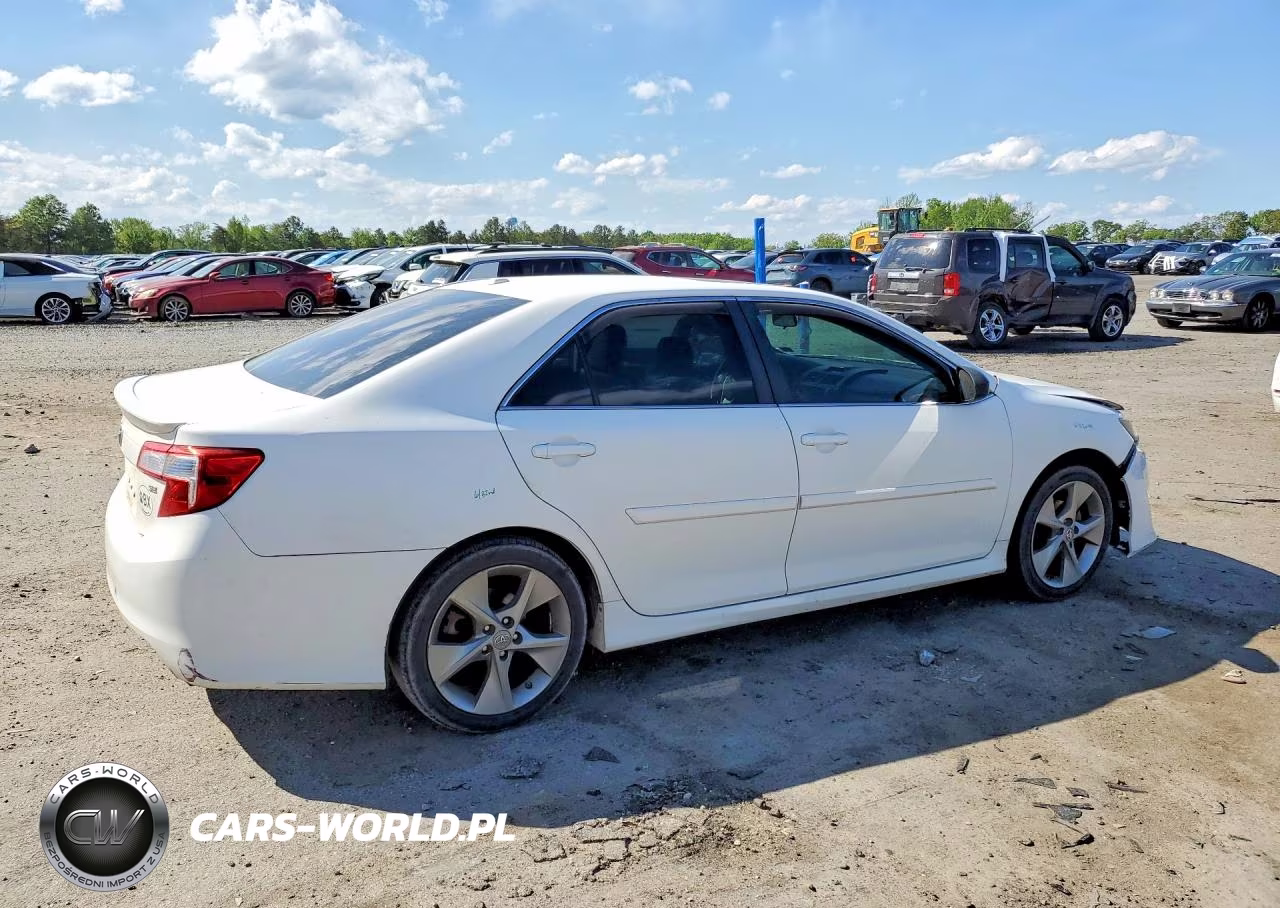 2014 Toyota Camry Se Sport VIN:4T1BF1FK3EU786443 - 3