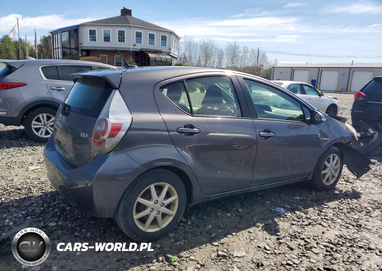 2014 Toyota Prius C Three VIN:JTDKDTB38E1084429 - 3