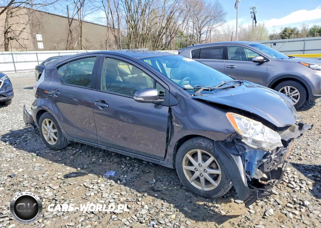 2014 Toyota Prius C Three VIN:JTDKDTB38E1084429 - 4