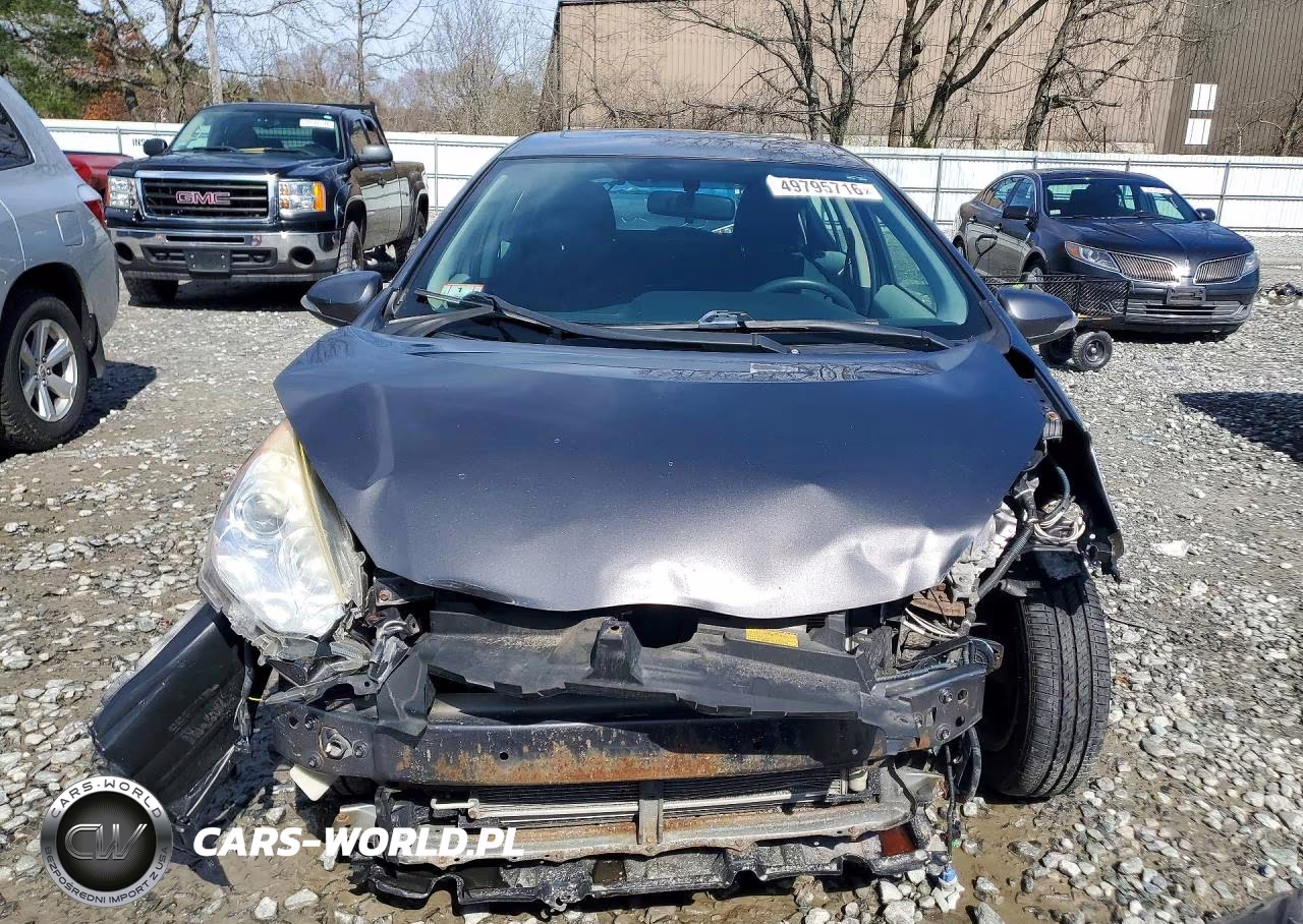 2014 Toyota Prius C Three VIN:JTDKDTB38E1084429 - 5