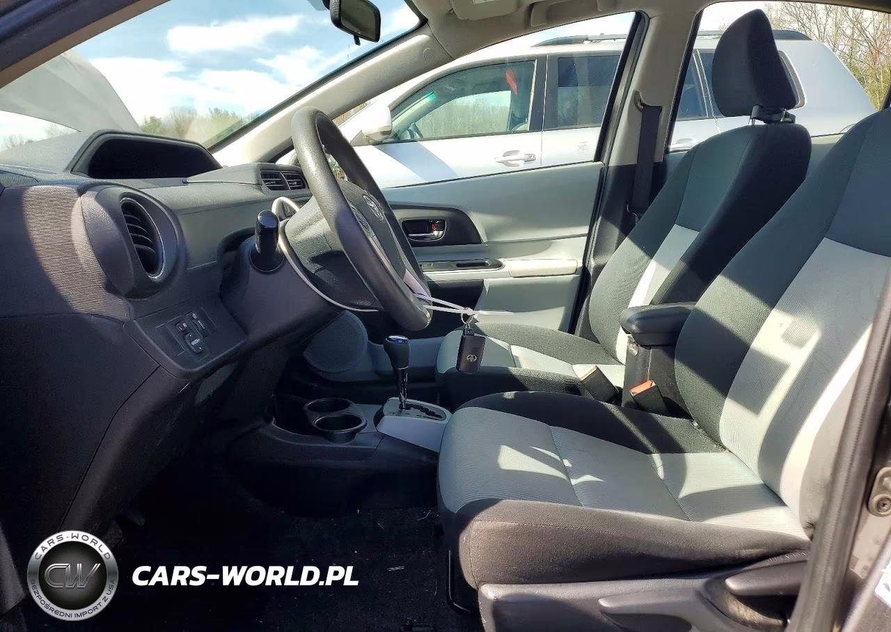 2014 Toyota Prius C Three VIN:JTDKDTB38E1084429 - 7