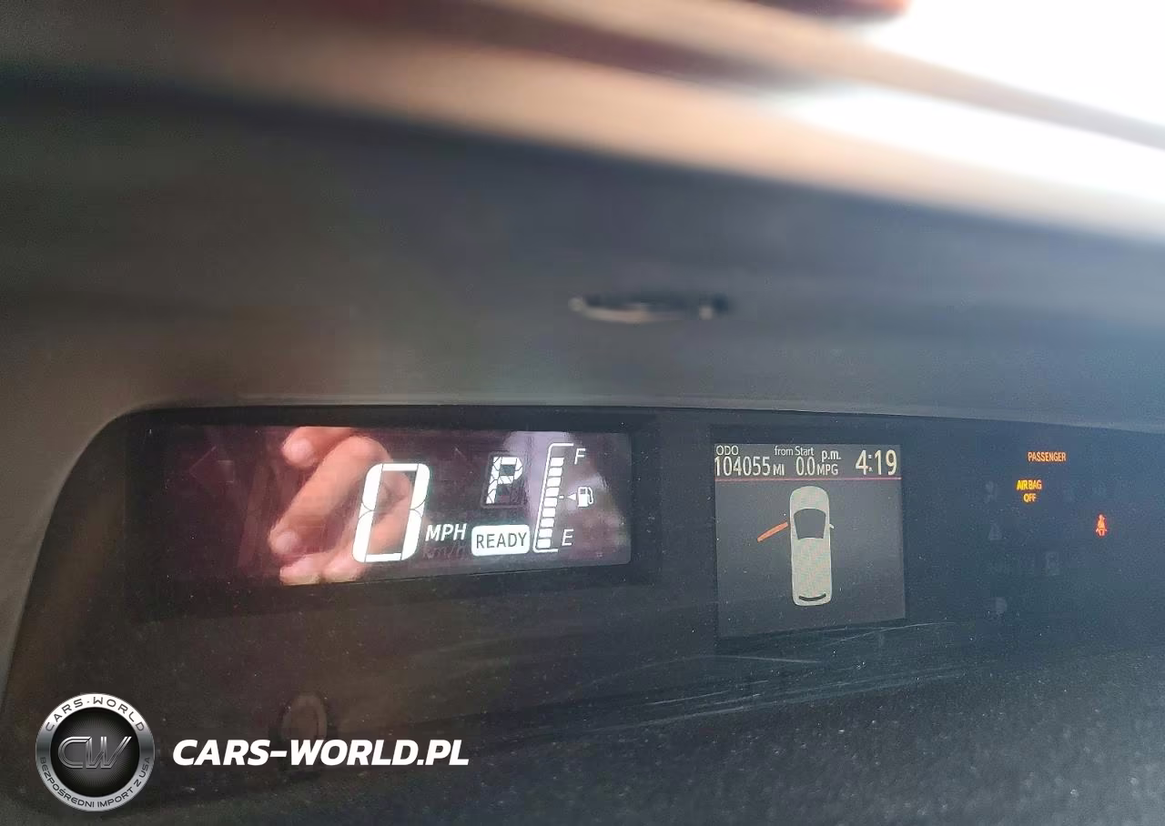 2014 Toyota Prius C Three VIN:JTDKDTB38E1084429 - 9