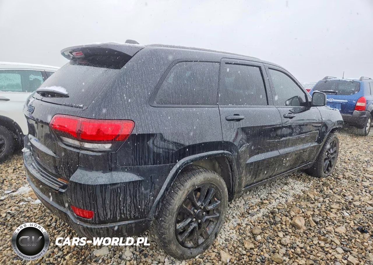 2018 Jeep Grand Cherokee Laredo VIN:1C4RJFAG6JC105113 - 3