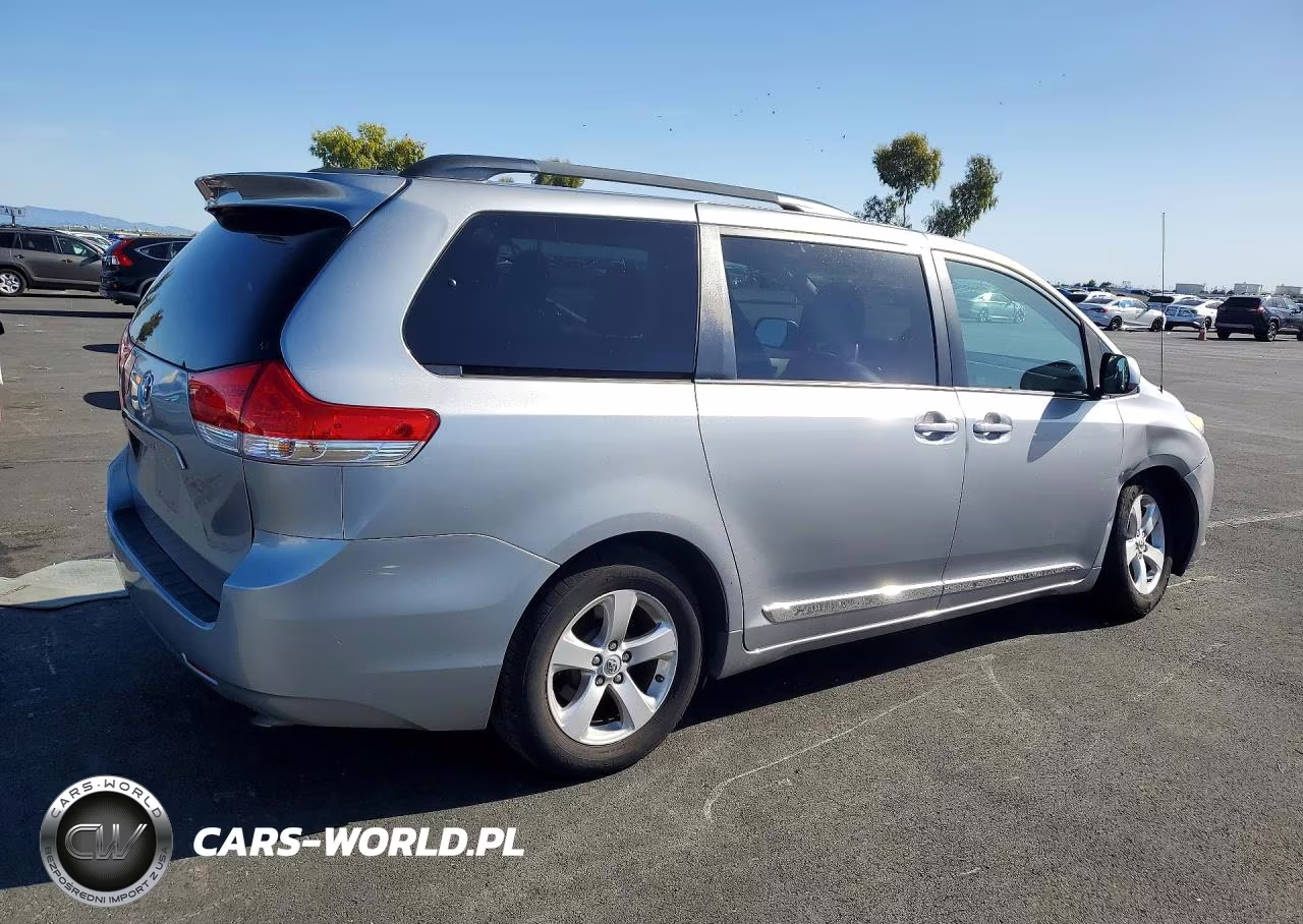 2013 Toyota Sienna Le VIN:5TDKK3DC6DS298694 - 3