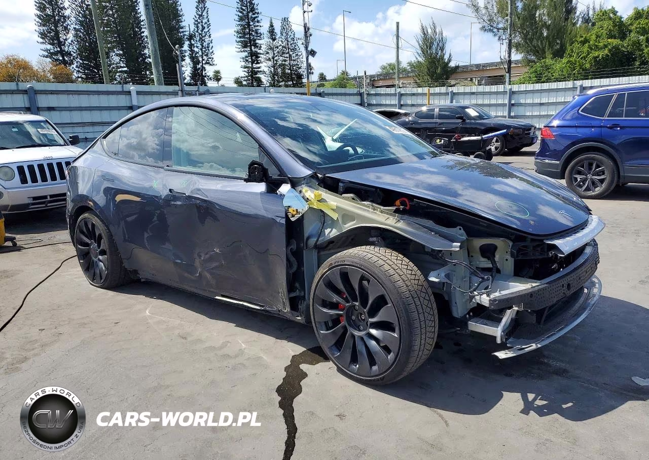 2022 Tesla Model Y VIN:7SAYGDEF8NF379635 - 4