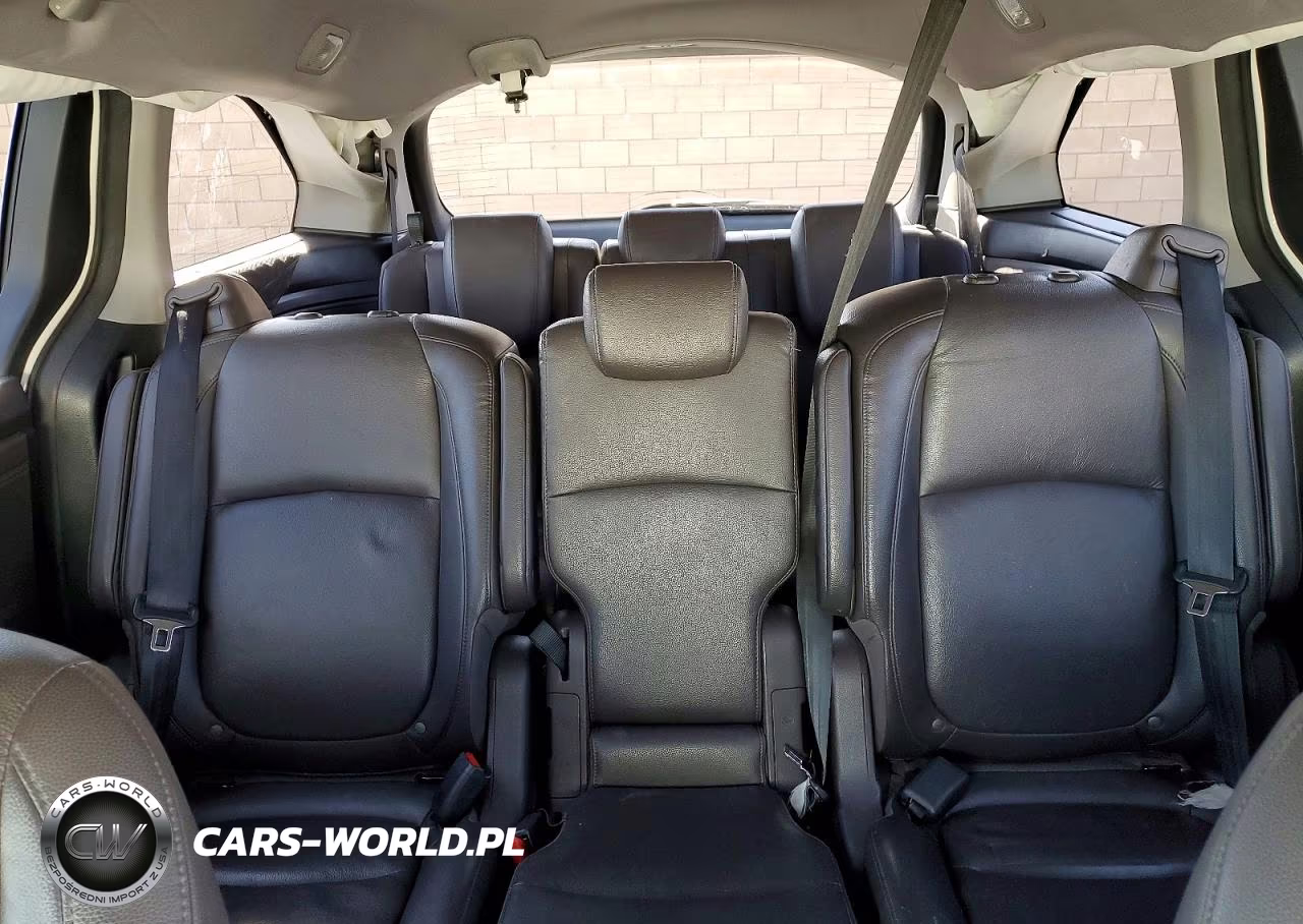 2018 Honda Odyssey Touring VIN:5FNRL6H84JB028074 - 10