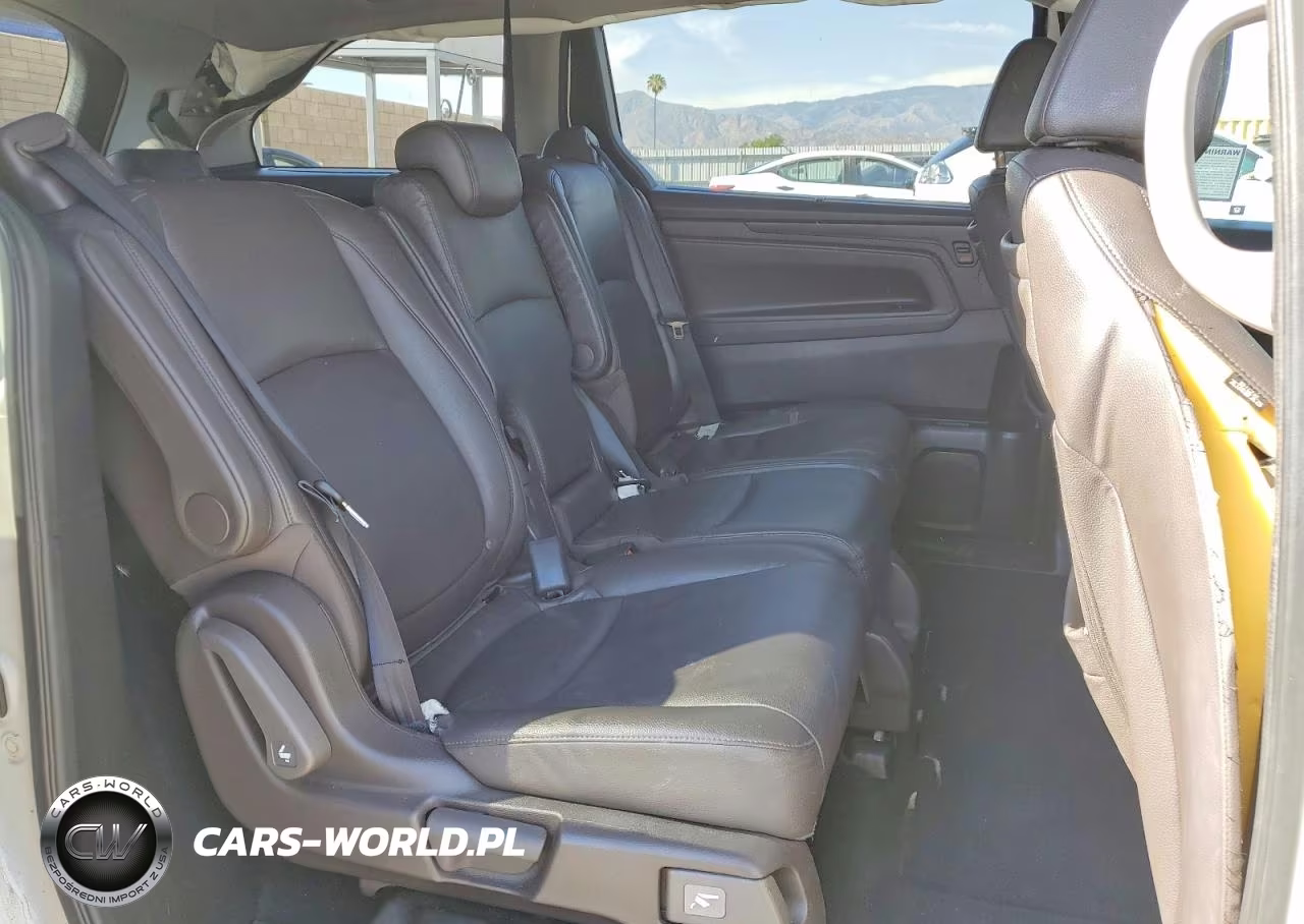 2018 Honda Odyssey Touring VIN:5FNRL6H84JB028074 - 11