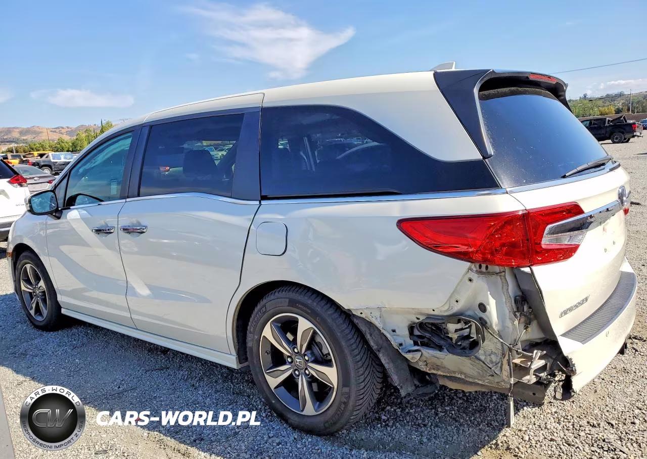 2018 Honda Odyssey Touring VIN:5FNRL6H84JB028074 - 2