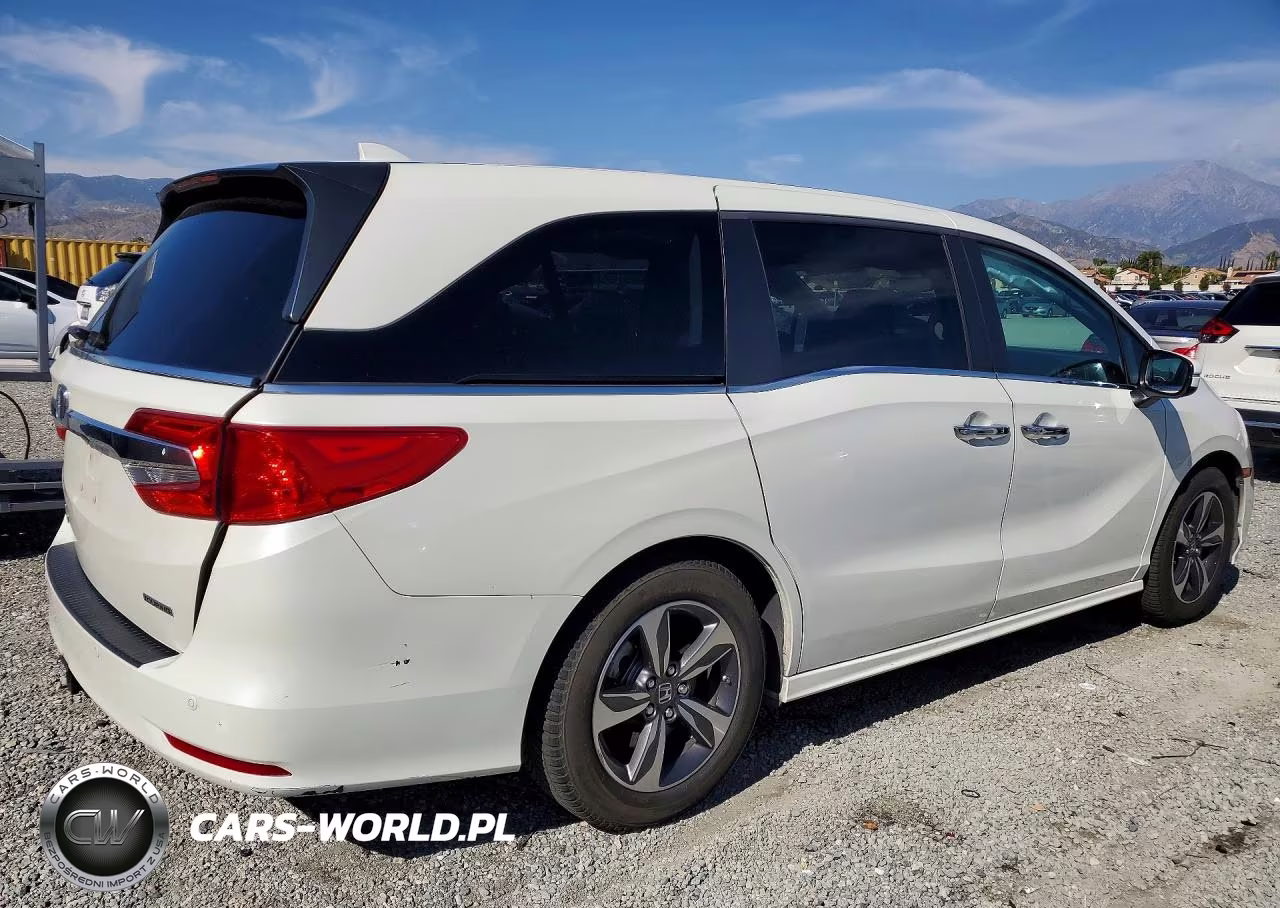 2018 Honda Odyssey Touring VIN:5FNRL6H84JB028074 - 3