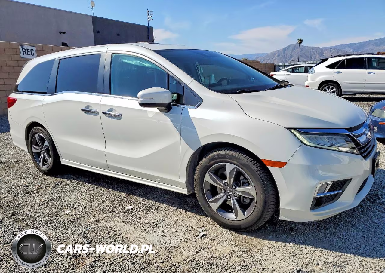 2018 Honda Odyssey Touring VIN:5FNRL6H84JB028074 - 4