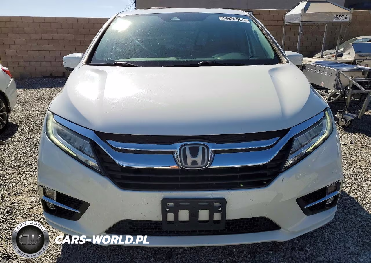2018 Honda Odyssey Touring VIN:5FNRL6H84JB028074 - 5