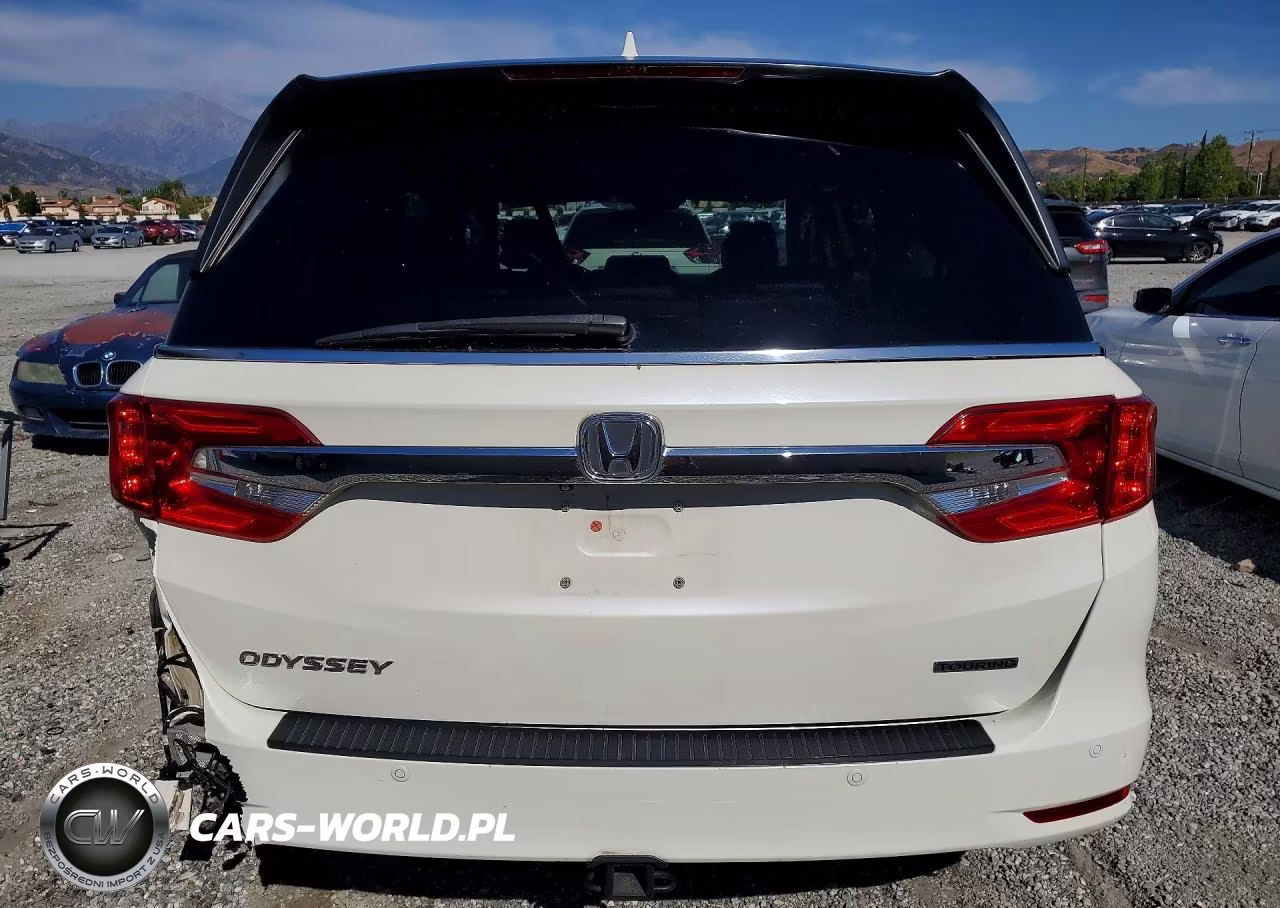 2018 Honda Odyssey Touring VIN:5FNRL6H84JB028074 - 6