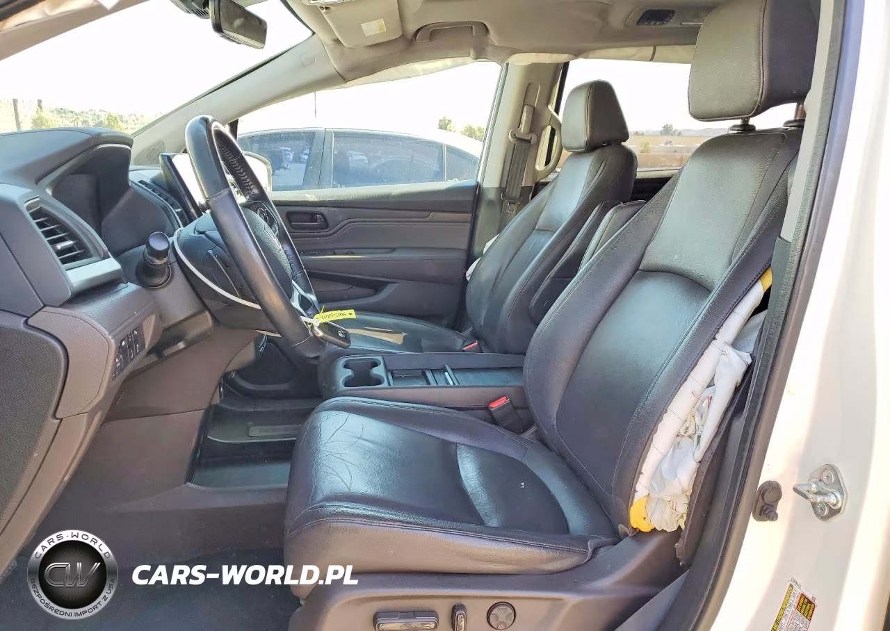 2018 Honda Odyssey Touring VIN:5FNRL6H84JB028074 - 7