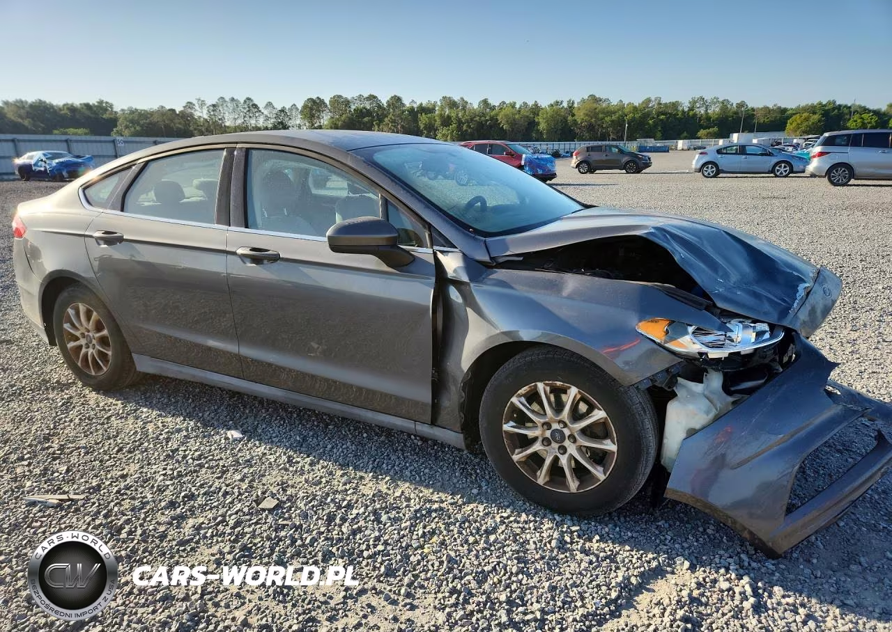2015 Ford Fusion S VIN:3FA6P0G7XFR117561 - 4
